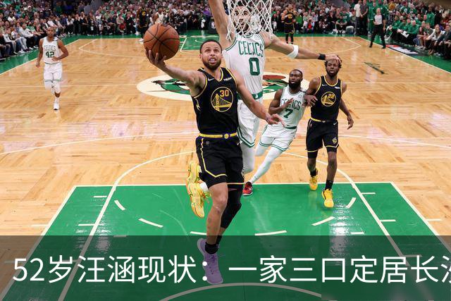 52岁汪涵现状：一家三口定居长沙，两鬓斑白，街头状态越来越松弛